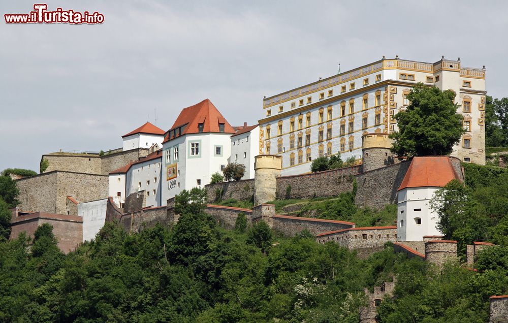 Immagine Veduta panoramica di Veste Oberhaus a Passau, Germania. Questa fortezza venne edificata nel 1219 dal principe-vescovo cittadino per controllare i commerci fluviali. Fu rimaneggiata nei secoli successivi e oggi si presenta con elementi gotici, barocchi e rinascimentali.