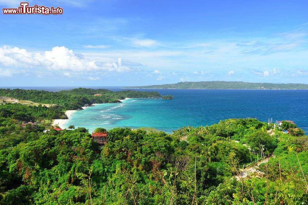 Immagine Veduta panoramica su Boracay (Filippine) dal Monte Luho, il principale rilievo dell'isola nella regione della Visayas Occidentale.