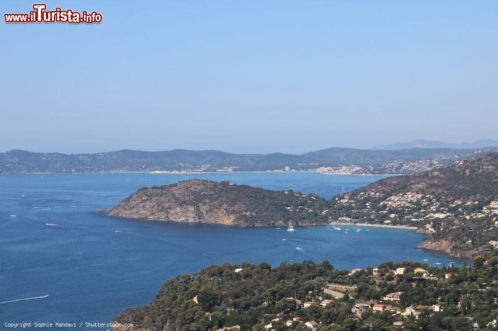 Immagine Veduta panoramica su Cap Negre a Rayol-Canadel-sur-Mer, Francia. Questa piccola insenatura è uno dei luoghi più incontaminati e affacciati sul Mediterraneo - © Sophie Mahdavi / Shutterstock.com