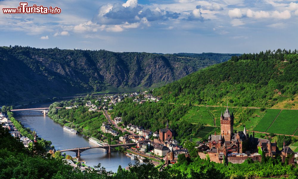 Immagine Veduta panoramica su Cochem e sulla Valle dela Mosella, nell'ovest della Germania. In questa zona si produce il famoso Riesling.