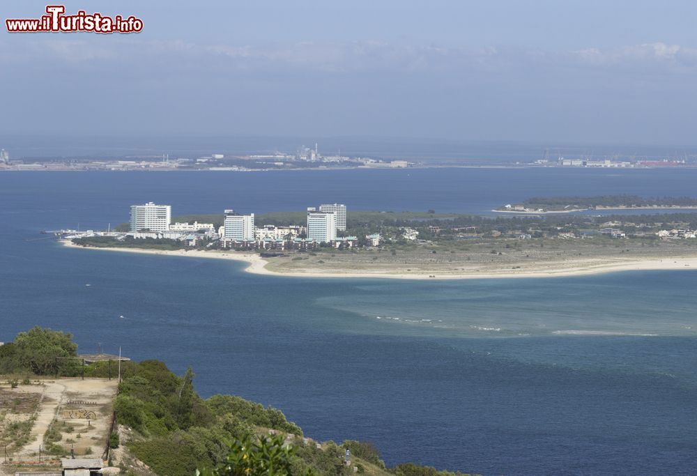 Immagine Veduta panoramica su Troia, Portogallo. Celebre per i suoi tracciati da golf, Troia ospita anche un importante parco naturale, scavi romani e la laguna di Melides.