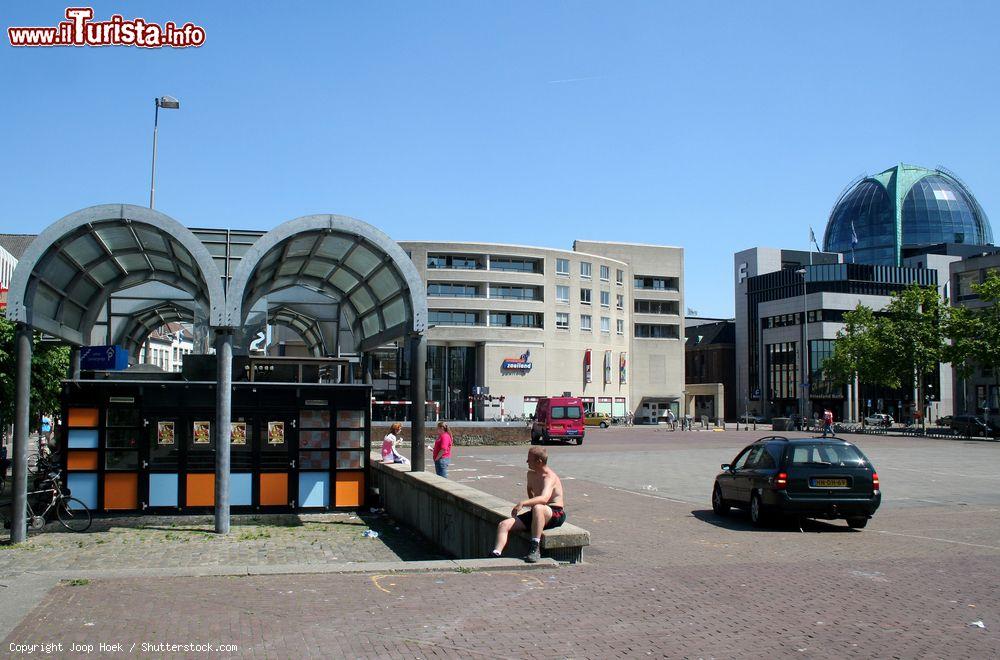 Immagine Veduta panoramica su Wilhelmina Square a Leeuwarden, Paesi Bassi. Questa graziosa e accogliente cittadina della Frisia può essere esplorata a piedi in tutta comodità © Joop Hoek / Shutterstock.com