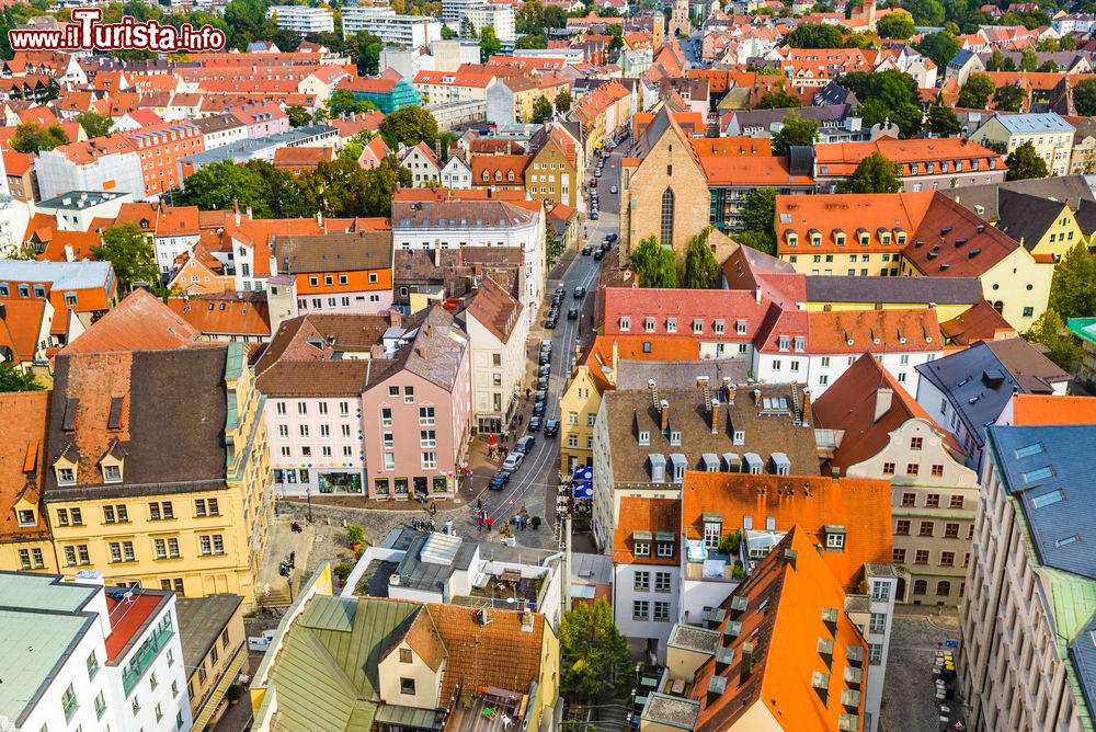 Immagine Veduta panoramica sui tetti della cittadina bavarese di Augusta, Germania.