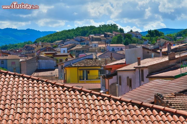 Immagine Veduta panoramica sui tetti di Satriano di Lucania, Basilicata. Il centro abitato si trova nell'Appennino Meridionale, nella Valle del Melandro; il territorio appartiene alla provincia di Potenza - © Mi.Ti. / Shutterstock.com