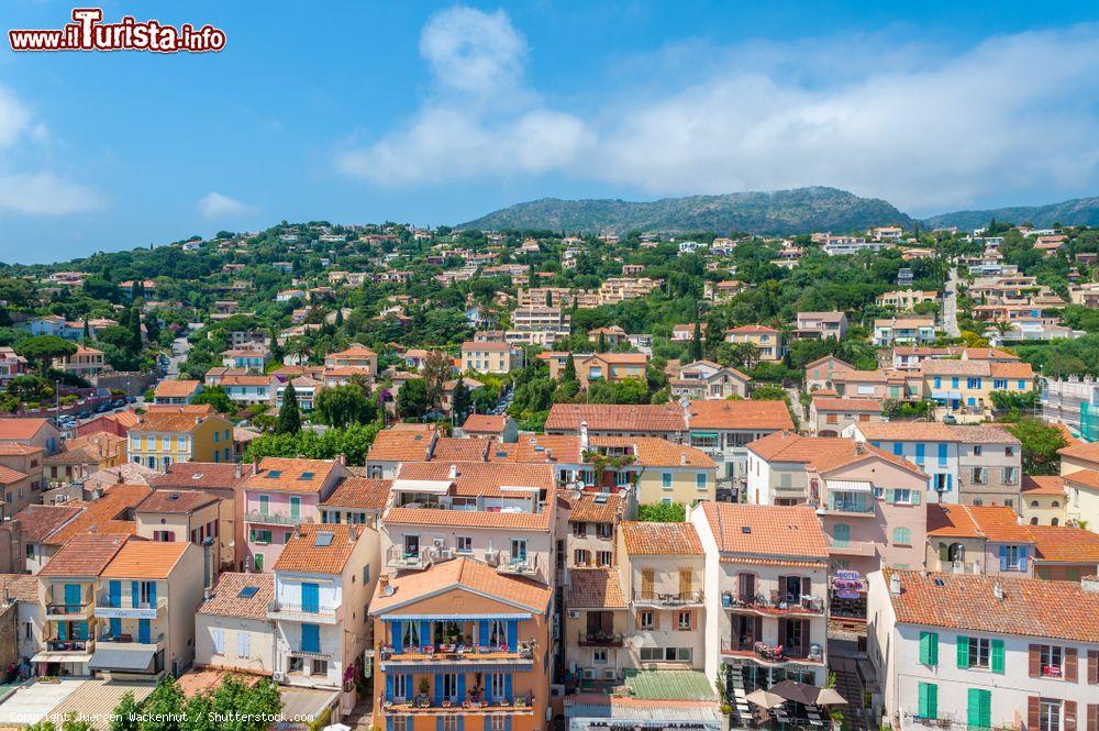 Immagine Veduta panoramica sui tetti rossi di Le Lavandou, Francia - © Juergen Wackenhut / Shutterstock.com