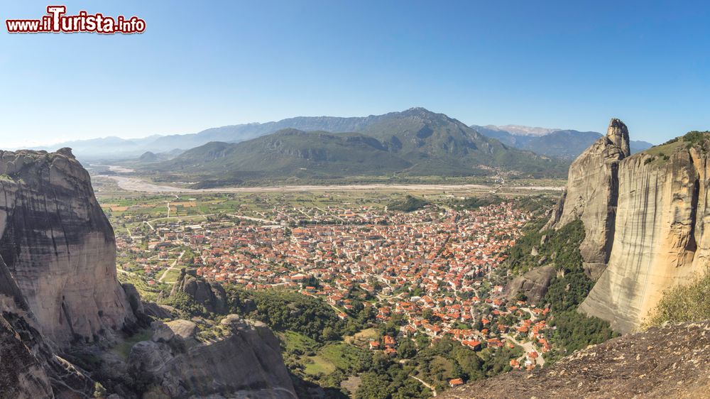 Immagine Veduta panoramica sulla città di Kalambaka da Meteora, Grecia, in una giornata soleggiata. Siamo in Tessaglia.