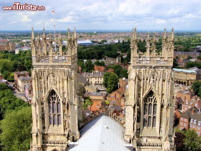 Immagine Una veduta panormaica dall'alto dello York Minster che domina il panorama sulla città di York e sulle campagne circostanti - foto © JeniFoto / Shutterstock