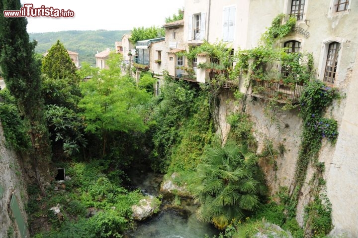 Immagine Dal piccolo ponte in pietra costruito per collegare le due rive del torrente di montagna che scorre a Moustiers Sainte Marie si può godere di una bella vista panoramica sul villaggio