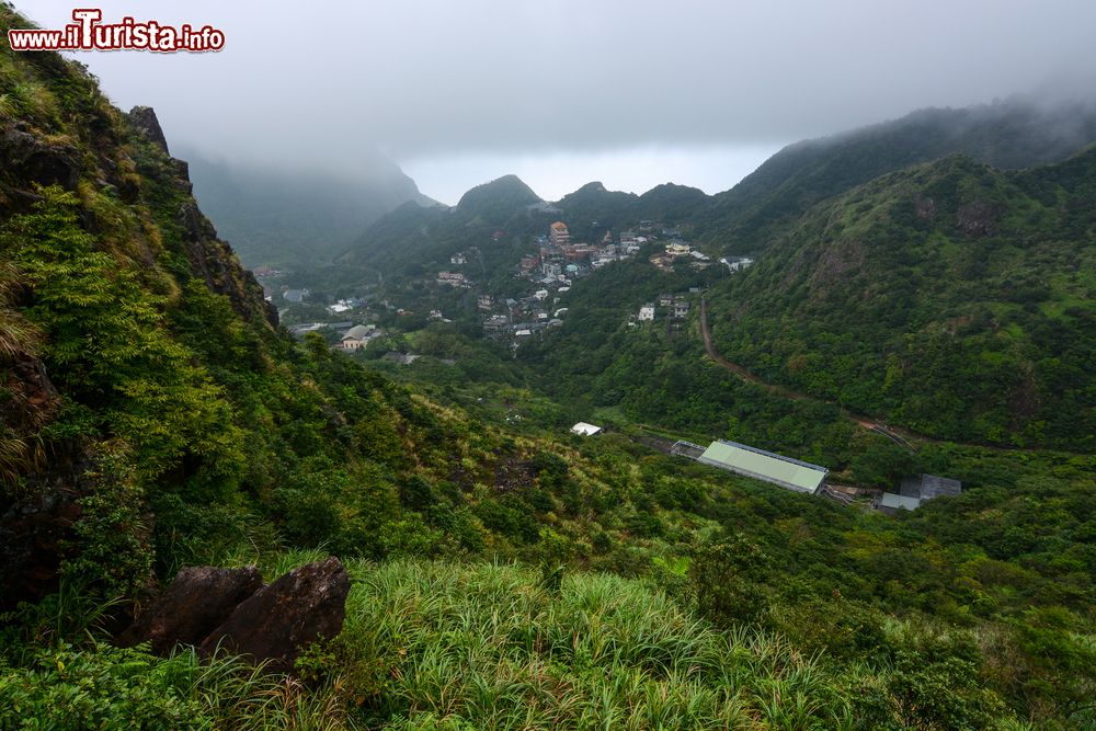 Immagine Veduta sopra il Gold Ecological Park di Chiufen, Taiwan. Quest'area verde si trova nella cittadina di Jinguashi nel Ruifang District poco lontano da Chiufen. Viene considerato il primo parco museo di Taiwan.