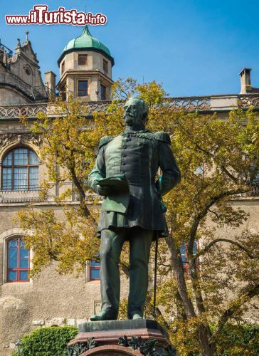 Immagine Veduta su Karl Anton Square a Sigmaringen, Germania - Passeggiando a piedi per la città se ne possono ammirare i monumenti e gli edifici storici più interessanti fra cui spicca la statua del principe Karl Anton di Hohenzollern-Sigmaringen, ramo della famiglia rimasto fedele al cattolicesimo. Fu anche primo ministro di Prussia. Questa bella opera  bronzea che lo ritrae si trova nell'omina piazza  © tichr / Shutterstock.com