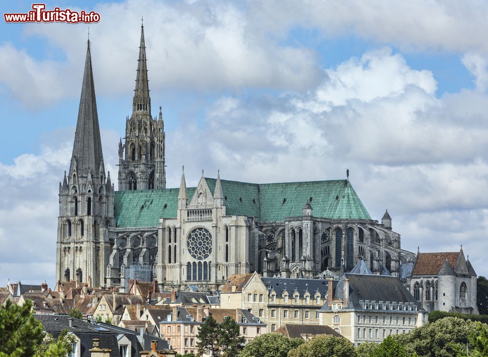 Immagine Veduta sud della cattedrale di Nostra Signora a Chartres, Francia.