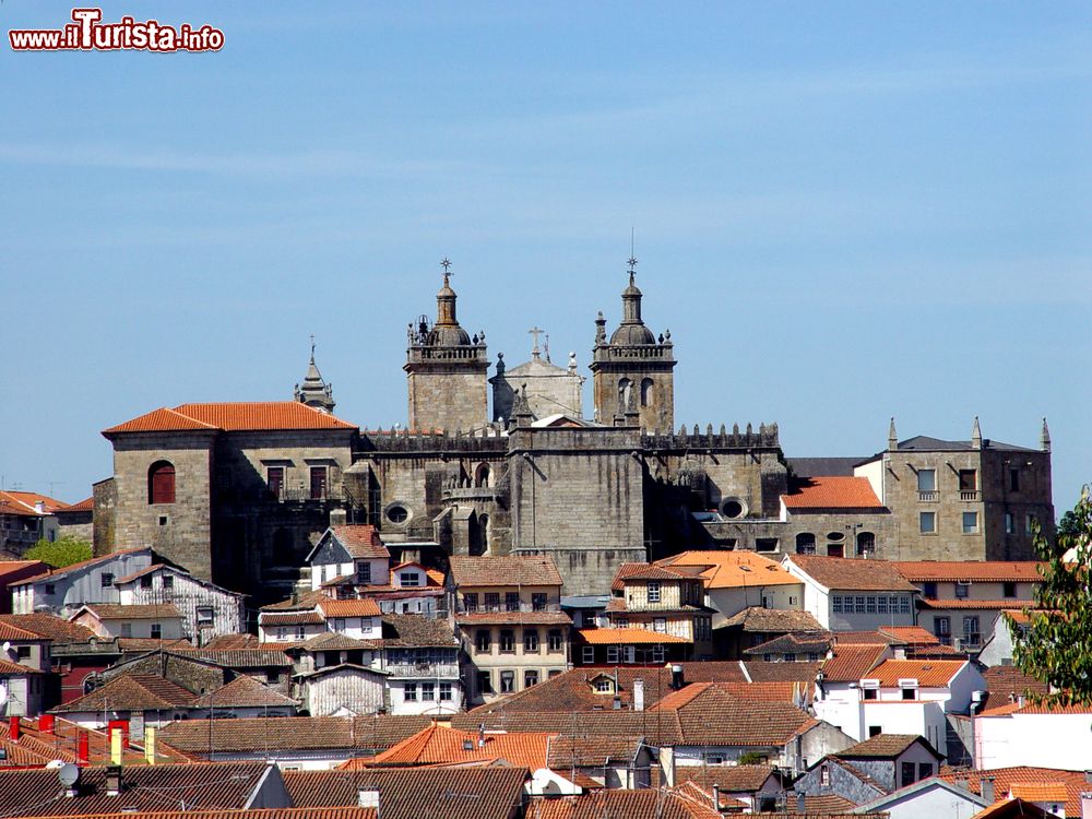 Immagine Veduta sui tetti del centro storico di Viseu, Portogallo.