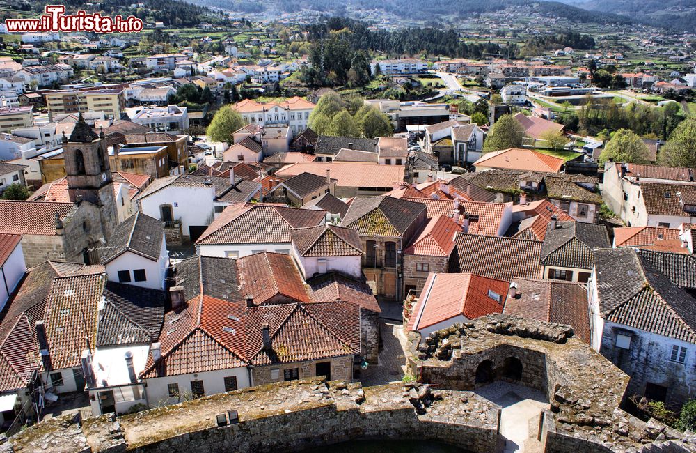 Immagine Veduta sui tetti della città di Melgaco dall'antica fortezza (Portogallo).
