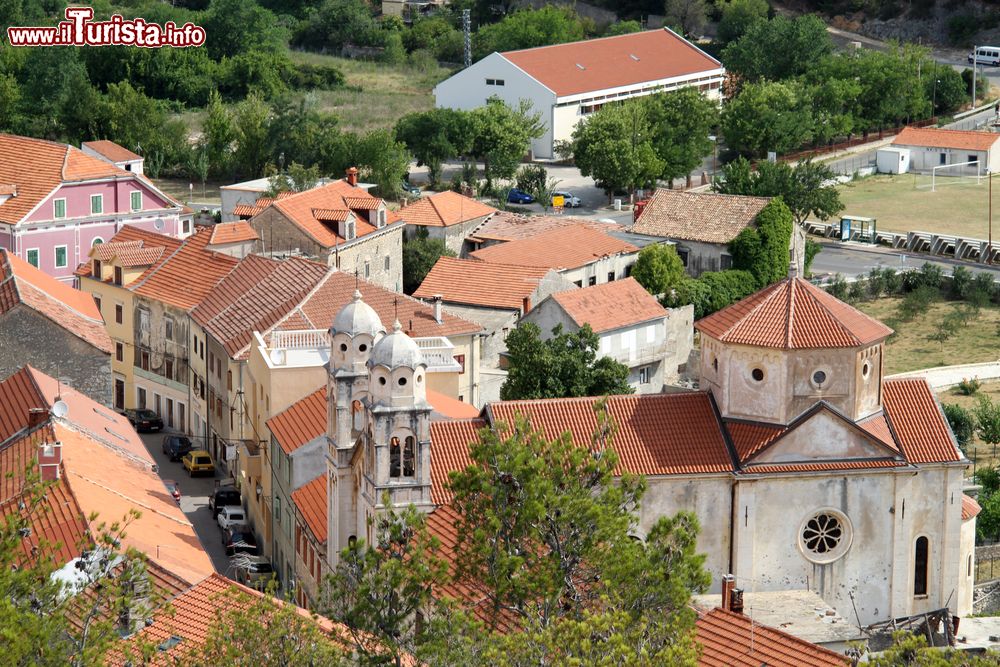 Immagine Veduta sui tetti della città di Skradin, Croazia, con la chiesa ortodossa nei pressi della piazzetta principale.