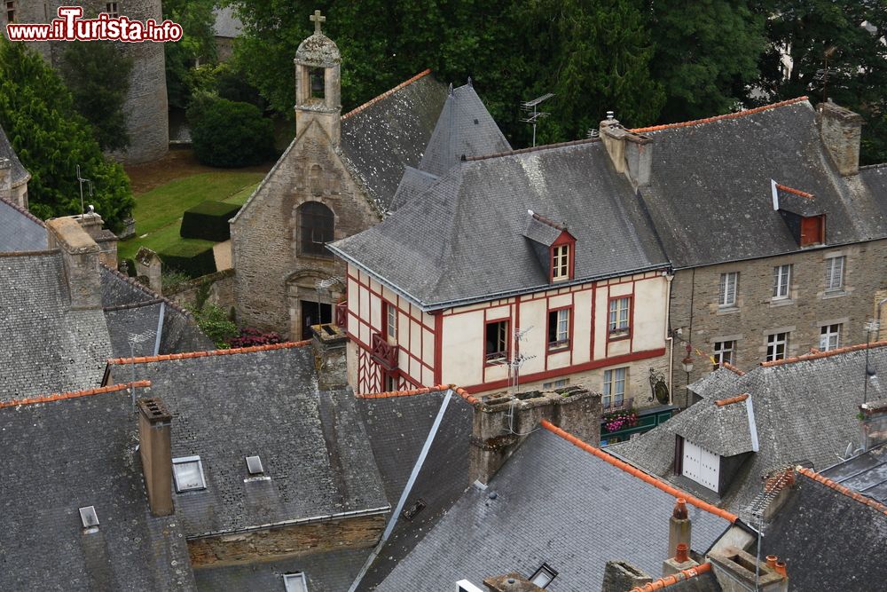 Immagine Veduta sui tetti della città medievale di Josselin, Francia.