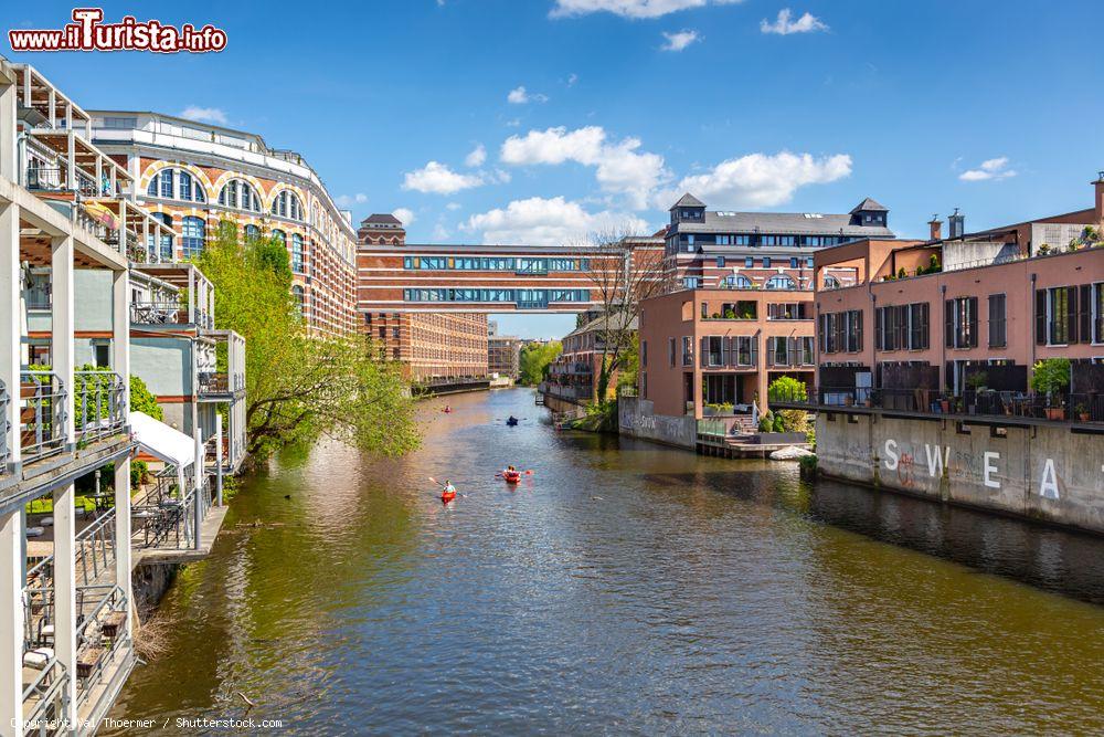 Immagine Veduta sul Karl-Heine-Kanal a Lipsia, Germania. Qui si possono praticare sport acquatici fra cui il kayak - © Val Thoermer / Shutterstock.com