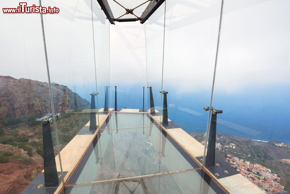 Immagine Veduta sul villaggio di Agulo (Canarie, Spagna) dal belvedere di Abrante. Dall'estremità del punto panoramico fuoriesce una piattaforma di 7 metri pavimentata in vetro su cui si può camminare.