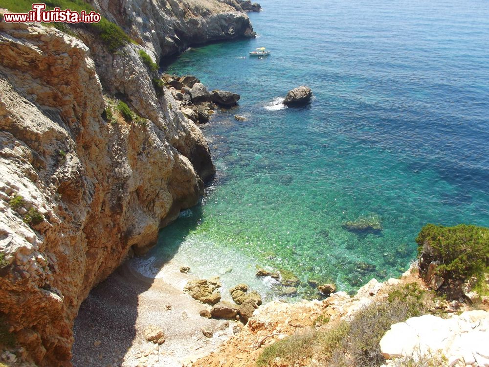 Immagine Veduta sulla baia di Cassis, Saint-Cyr-sur-Mer, Francia: percorrendo il sentiero costiero si possono ammirare splendidi scorci sul Mediterraneo.