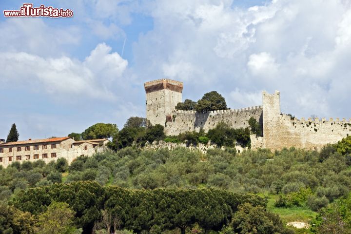 Immagine Veduta sulla Rocca del Leone a Castiglione del Lago, Umbria - Più volte rimaneggiato, il fortilizio di Castiglione del Lago divenne inattaccabile e famoso in tutta Europa. Ingrandito nel 1503 dai signori di Perugia, che vi fissarono la loro residenza estiva, vide proseguire gli interventi sino al 1571 con Ascanio della Corgna che ne fece sostituire alcune torri con bastioni cilindrici © Fabianodp / Shutterstock.com