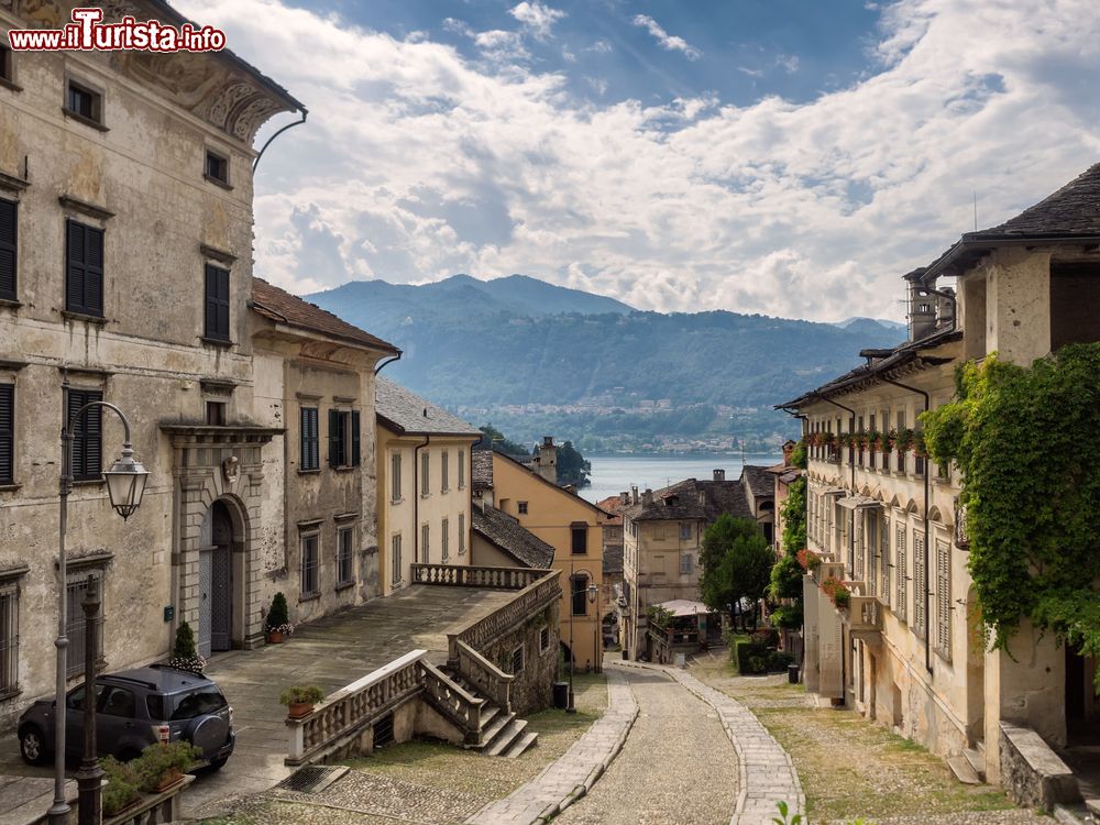 Immagine Una veduta sulle caratteristiche vie di Orta San Giulio, Piemonte, Italia.