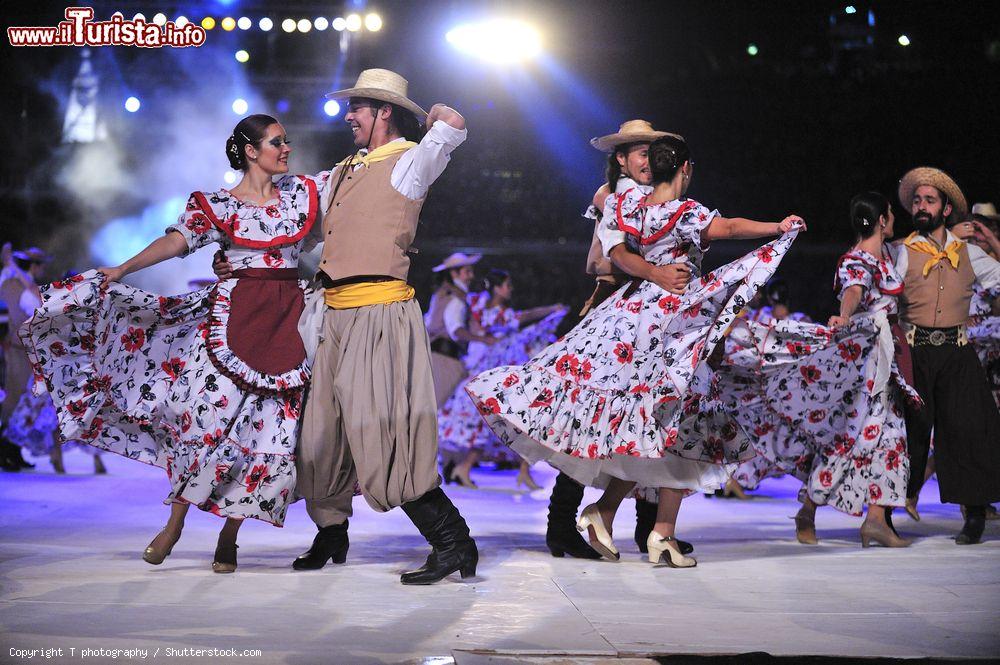 Immagine Vendimia, il tradizionale festival annuale dell'uva di Mendoza, Argentina. A visitarlo sono oltre 40 mila persone che si ritrovano qui per festeggiare questo nettare prelibato - © T photography / Shutterstock.com