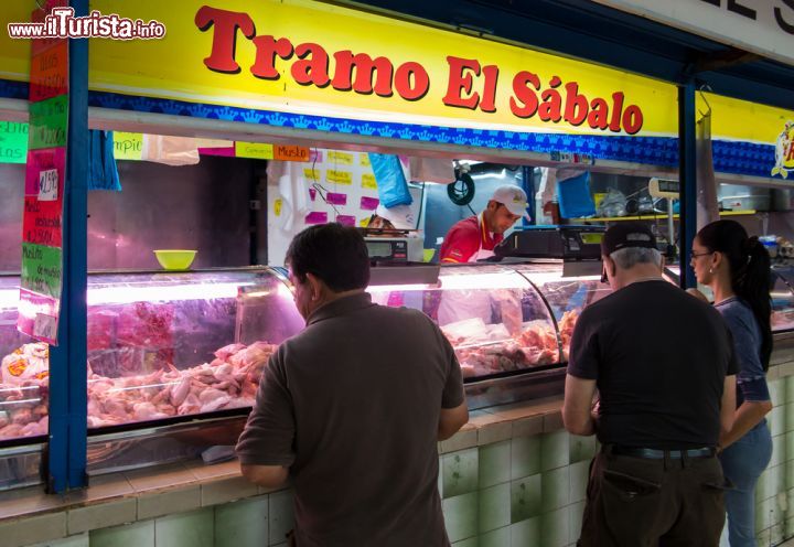 Immagine Venditori al mercato di San José, Costa Rica. Nei negozi e nelle bancarelle del più grande mercato della città si può acquistare di tutto, dagli alimentari all'abbigliamento. In questa immagine, il fornito banco di una macelleria - © Daniel Korzeniewski / Shutterstock.com