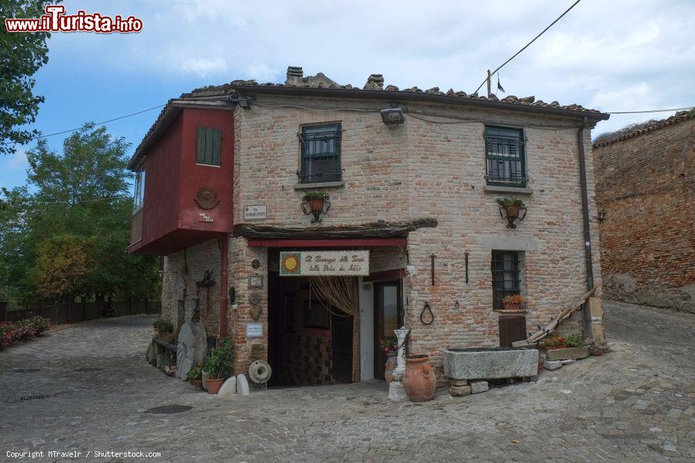 Immagine Venditta di formaggi  a km0 a Mondaino in Romagna - © MTravelr / Shutterstock.com