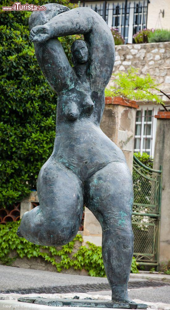 Immagine La Venere di Theo Tobiasse a Saint-Paul-de-Vence, Francia. Questa scultura in bronzo, omaggio dell'artista, è installata all'ingresso del villaggio provenzale - © Elena Dijour / Shutterstock.com