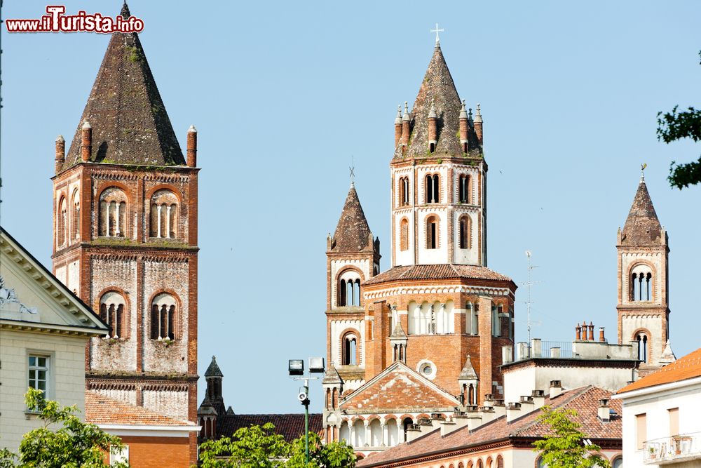 Immagine Vercelli e la basilica di Sant'Andrea, Piemonte. Particolare delle torri che caratterizzano l'edificio religioso.