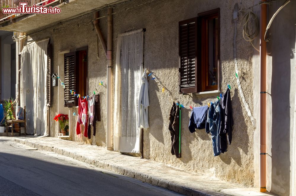 Immagine Vestiti a stendere nel centro storico di Balestrate in provincia di Palermo, siamo in Sicilia