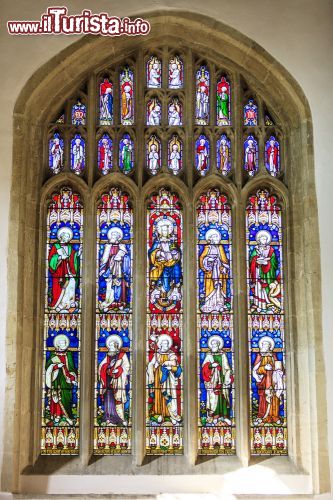 Immagine Una vetrata finemente decorata nella chiesa di Bibury,  Inghilterra - © Voyagerix / Shutterstock.com