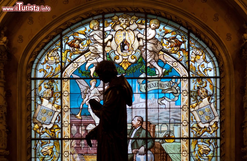 Immagine Un vetro decorato presso il museo del Palazzo Benedettino (Palais Bénédictine) a Fécamp, in  Normandia (Francia).