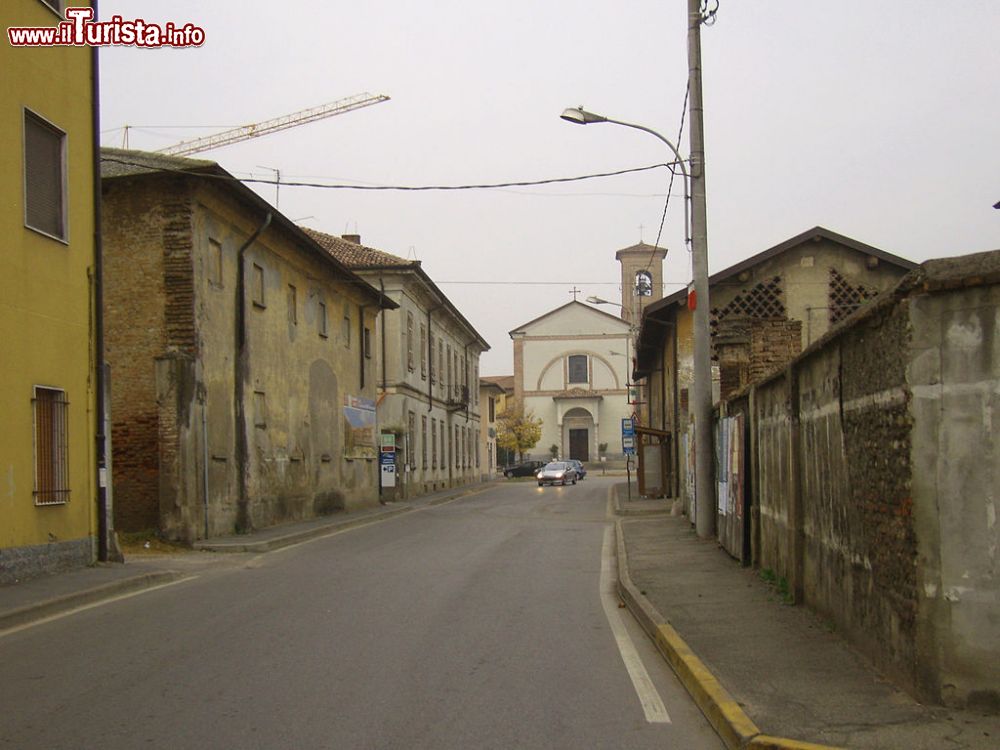 Immagine Via Cavour nel centro di Comazzo nel Lodigiano - © Arbalete - CC BY-SA 3.0, Wikipedia