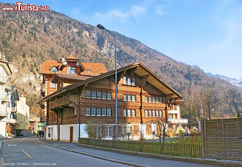 Immagine La via centrale di Interlaken con un vecchio chalet e le montagne sullo sfondo, Svizzera - © eFesenko / Shutterstock.com