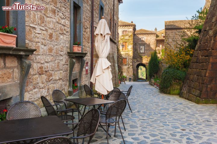 Immagine Scorcio panoramico su una via del centro medievale di Civita di Bagnoregio, Viterbo - © JaroPienza / Shutterstock.com