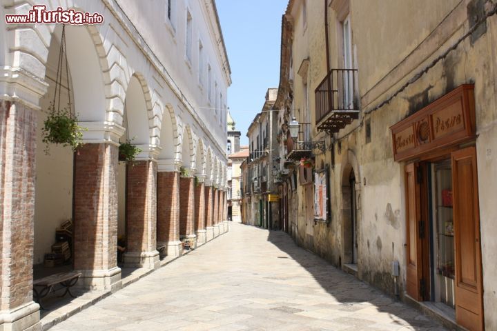 Immagine Una via porticata del centro storico di Sant'Agata de' Goti in provincia di Benevento. Questo borgo, inserito da un paio di anni nella lista dei più belli d'Italia, è impreziosito da suggestivi edifici che si affacciano nel centro. Fra gli esempi più interessanti di architettura civile c'è il castello ducale eretto dai longobardi e poi modificato nell'XI° secolo dai normanni subendo nel corso dei secoli numerosi interventi di ristrutturazione che ne hanno anche mutato notevolmente l'aspetto originale. Ne furono ad esempio decapitate le torri e costruite le logge - © Pix4Pix / Shutterstock.com