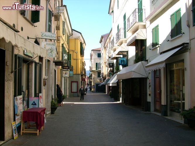 Immagine Via Roma, l'arteria principale del centro storico di  Cairo Montenotte in Provincia di Savona  - ©  Davide Papalini - CC BY 2.5 - Wikimedia Commons.