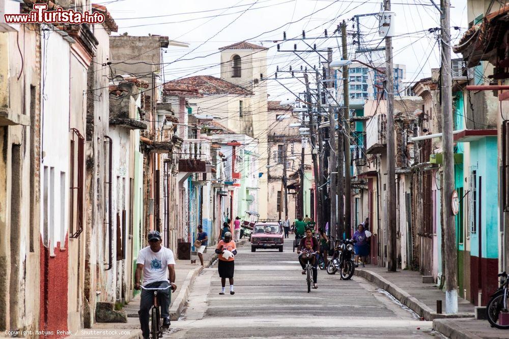 Immagine Gente a spasso e cavi elettrici lungo una via del centro di Camagüey, città nella zona centrale di Cuba - © Matyas Rehak / Shutterstock.com