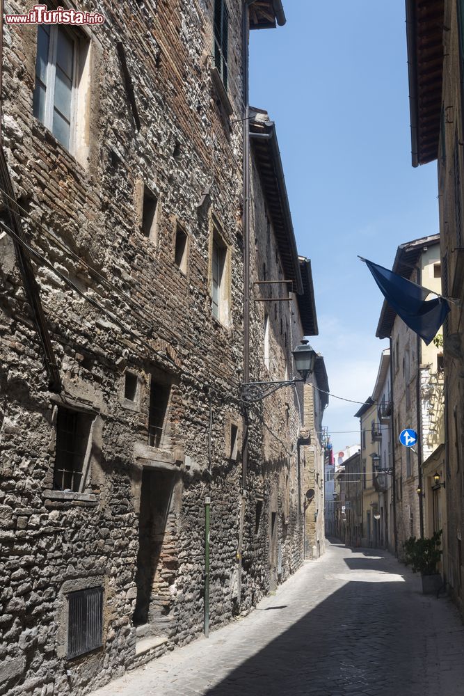 Immagine Una via del centro medievale di Pergola, nelle Marche