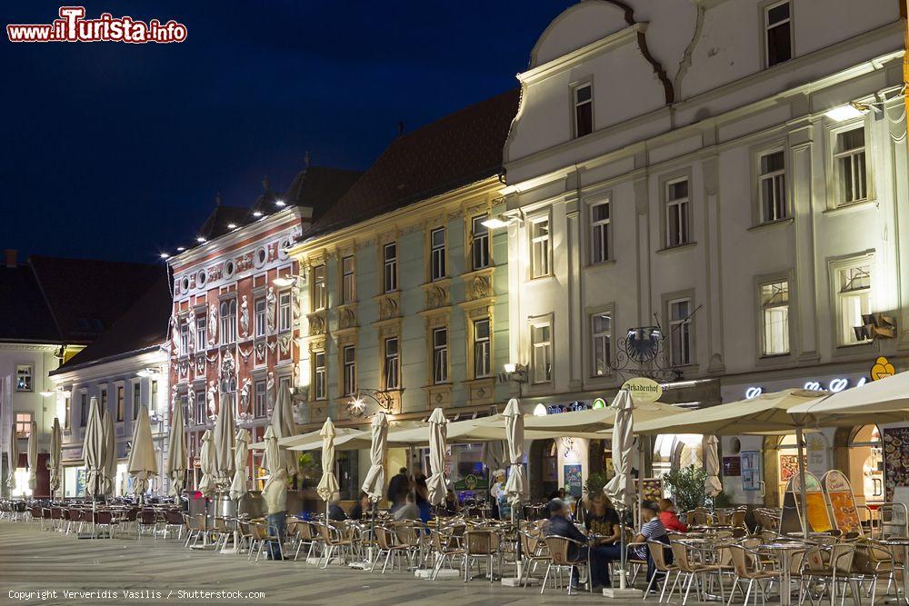 Immagine Una via del centro storico di Leoben, Austria, fotografata di notte. Leoben è l'importante sede di un centro industriale e di una ex zona mineraria - © Ververidis Vasilis / Shutterstock.com