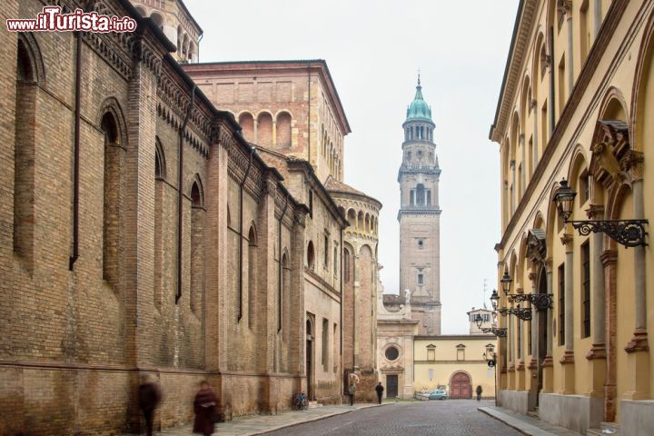 Immagine Nel centro storico di Parma: verso l'antica abbazia - questa maestosa via del centro storico di Parma porta al magnifico complesso dell'Abbazia di San Giovanni Evangelista, di cui spicca il bellissimo campanile seicentesco. Questo bellissimo complesso monastico benedettino comprende non solo l'antica Abbazia, edificata nel lontano 980 d.C., ma anche il Monastero e l'Antica Spezieria, ovver la storica farmacia dei monaci benedettini.  - © iryna1 / Shutterstock.com