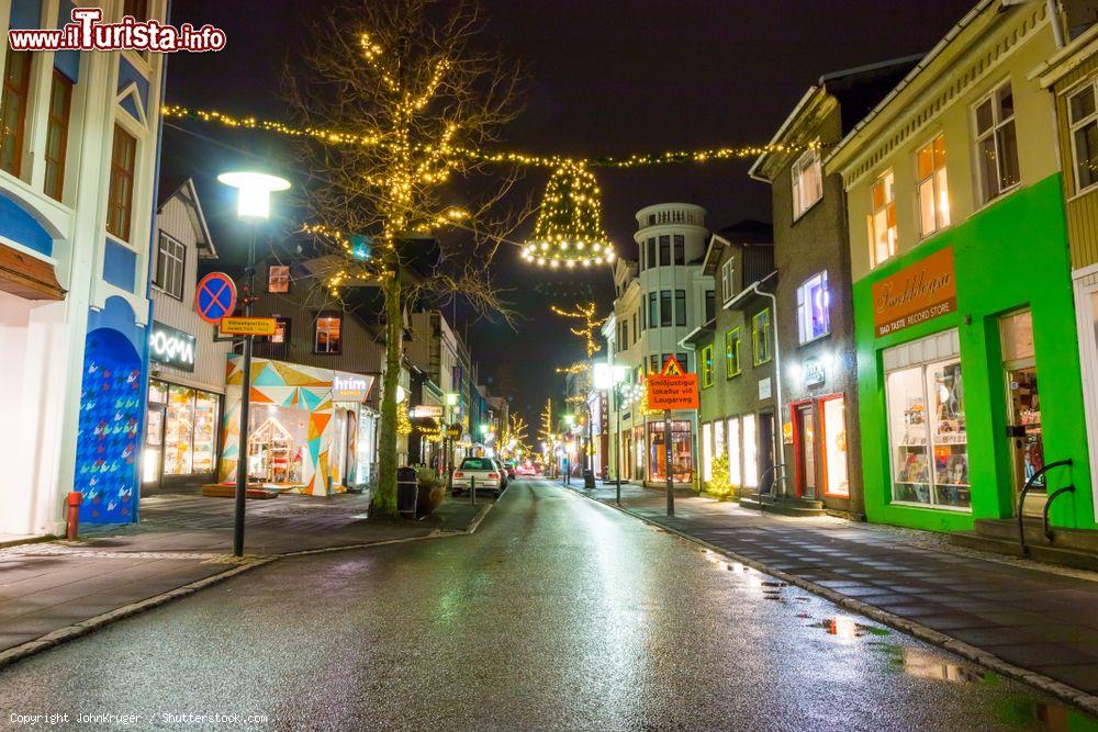 Immagine Una via del centro storico di Reykjavik decorata di notte da illuminazioni natalizie (Islanda) - © JohnKruger / Shutterstock.com
