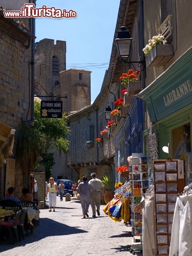 Immagine Carcassonne, Linguadoca-Rossiglione, Francia meridionale: espugnata la fortezza, varcate le mura di cinta, si scopre il cuore allegro e accogliente di questo borgo ricco di tradizione. Per le viuzze del centro si incontrano botteghe artigiane, negozi di souvenir, caffé e ristoranti - © Paul Palau