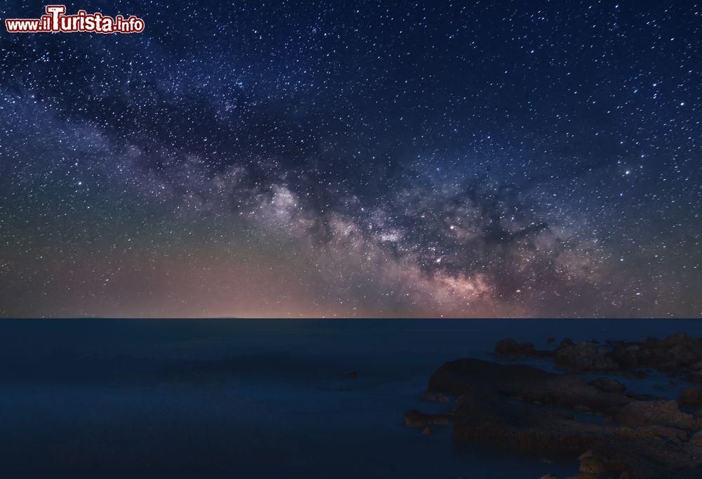 Immagine La Via Lattea sopra una spiaggia dell'isola di Tabarca, Spagna.