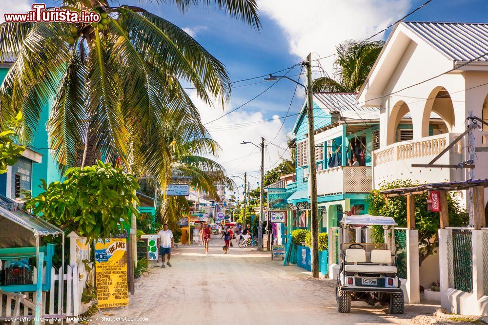 Immagine Via Playa Asuncion sull'isola di Caye Caulker in Belize, Centro America. - © Aleksandar Todorovic / Shutterstock.com