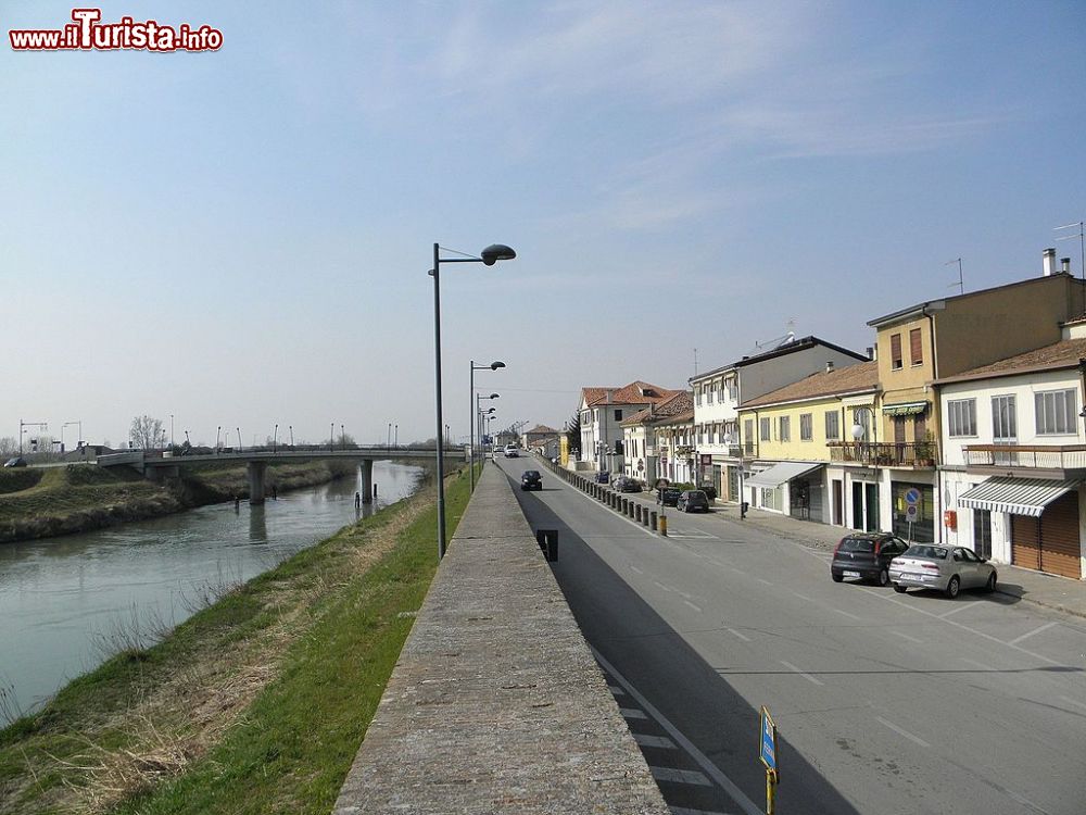 Immagine Via Roma sulla sponda sinistra del Bacchiglione a Pontelongo in Veneto  - © Threecharlie, CC BY-SA 4.0, Wikipedia