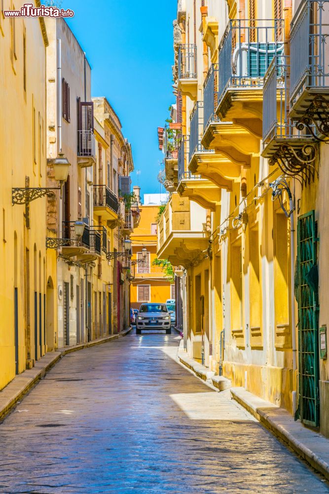 Immagine Via XI Maggio nel cuore storico di Marsala, Sicilia.