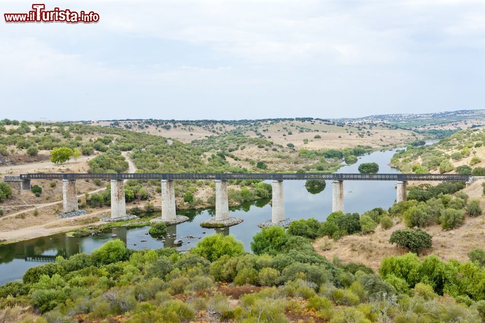 Immagine Il viadotto dell'autostrada sopra il fiume Guadiana nei pressi di Serpa, Alentejo, Portogallo.