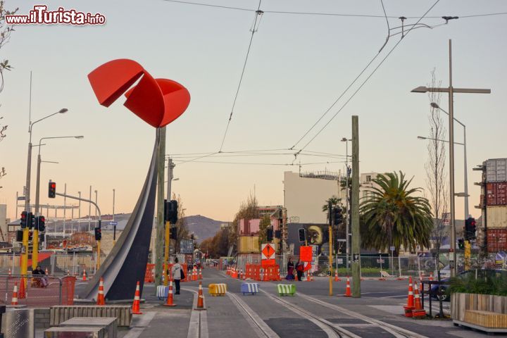 Immagine Uno dei principali viali di Christchurch in Nuova Zelanda. Fondata nel 1850, questa cittadina che sorge sull'Oceano Pacific, si trova nella provincia di Canterbury, a circa 300 km dalla capitale Wellington. La sensazione che si ha nell'arrivare a Chirstchurch è quella di trovarsi in una città di aspetto e abitudini britanniche - © alarico / Shutterstock.com