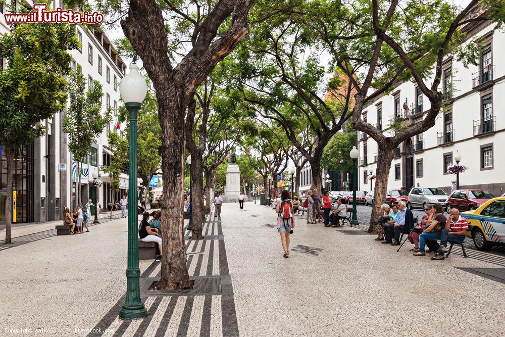 Immagine Un viale pedonale nel centro di Funchal, città di 115.000 abitanti sull'isola di Madeira (Portogallo) - foto © saiko3p / Shutterstock.com